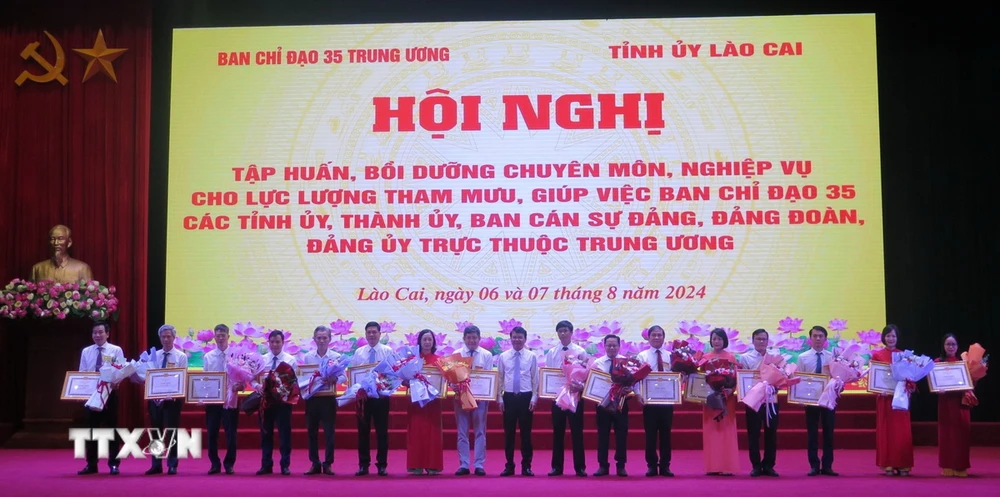 Khen thưởng, biểu dương các cá nhân có thành tích xuất sắc. (Ảnh: Hương Thu/TTXVN)