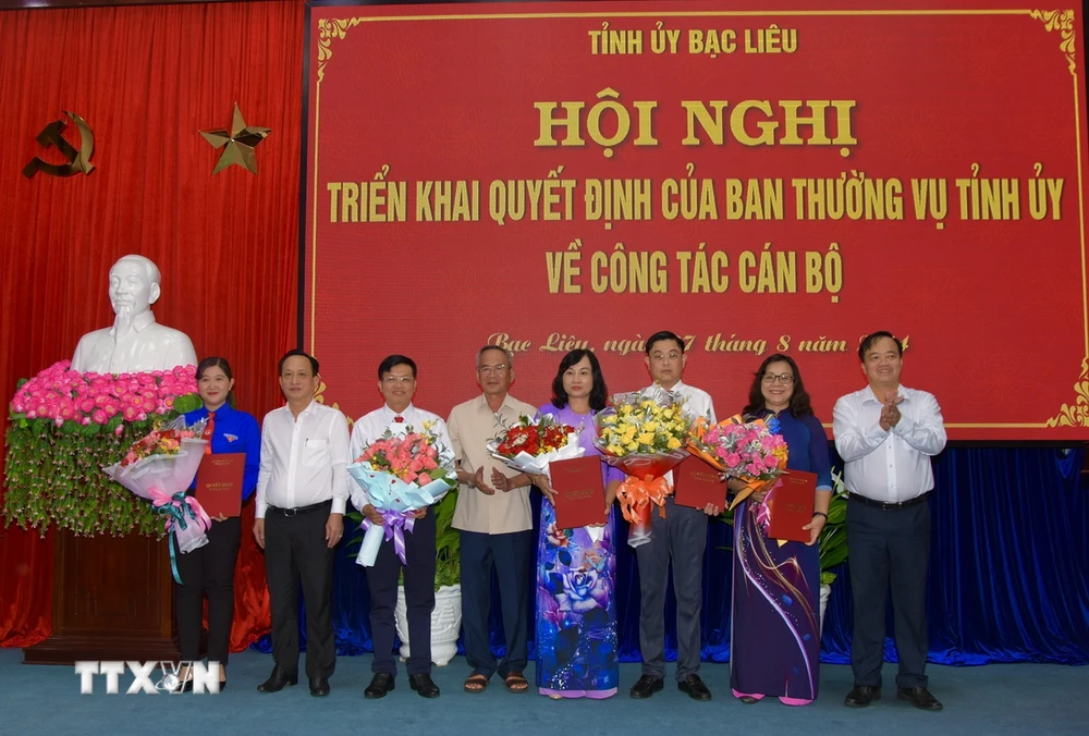 Trao Quyết định, tặng hoa chúc mừng các đồng chí được triển khai Quyết định của Ban Thường vụ Tỉnh ủy Bạc Liêu. (Ảnh: TTXVN phát)