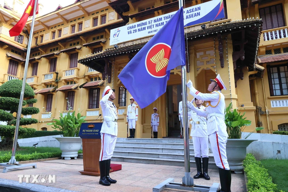 Lực lượng tiêu binh thực hiện nghi thức thượng cờ ASEAN. (Ảnh: An Đăng/TTXVN)