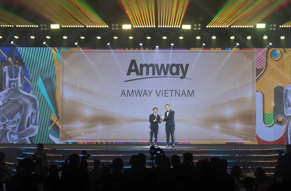 Ông Huỳnh Thiên Triều, Tổng Giám đốc Amway Việt Nam (bên trái) vinh dự được trao tặng phiên bản vàng của Cúp Harmonia với thành tích 5 năm đạt giải thưởng HR Asia - Nơi làm việc tốt nhất châu Á 2024. (Nguồn: Vietnam+)