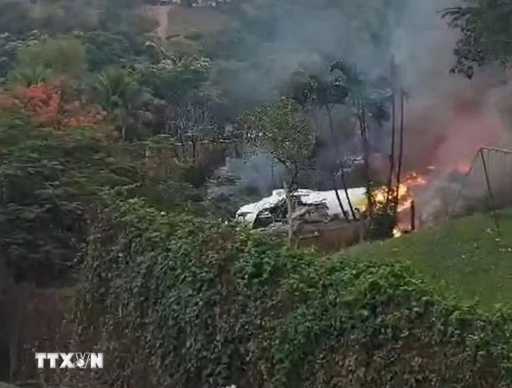 Máy bay bốc cháy sau khi rơi xuống thành phố Vinhedo, bang Sao Paulo, Brazil ngày 9/8/2024. (Ảnh: EPA/TTXVN)