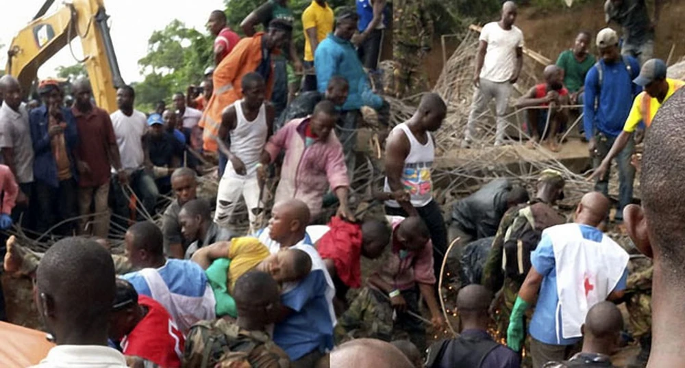 Cứu hộ tại một vụ sập nhà ở Sierra Leone. (Nguồn: AFP)