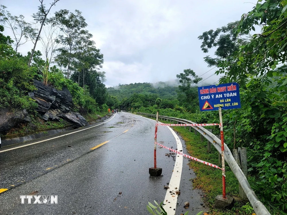 Ủy ban Nhân dân xã Kỳ Tân, huyện Bá Thước (Thanh Hóa) cắm biển cảnh báo nguy hiểm trên đoạn đường bị sụt lún. (Ảnh: TTXVN phát)