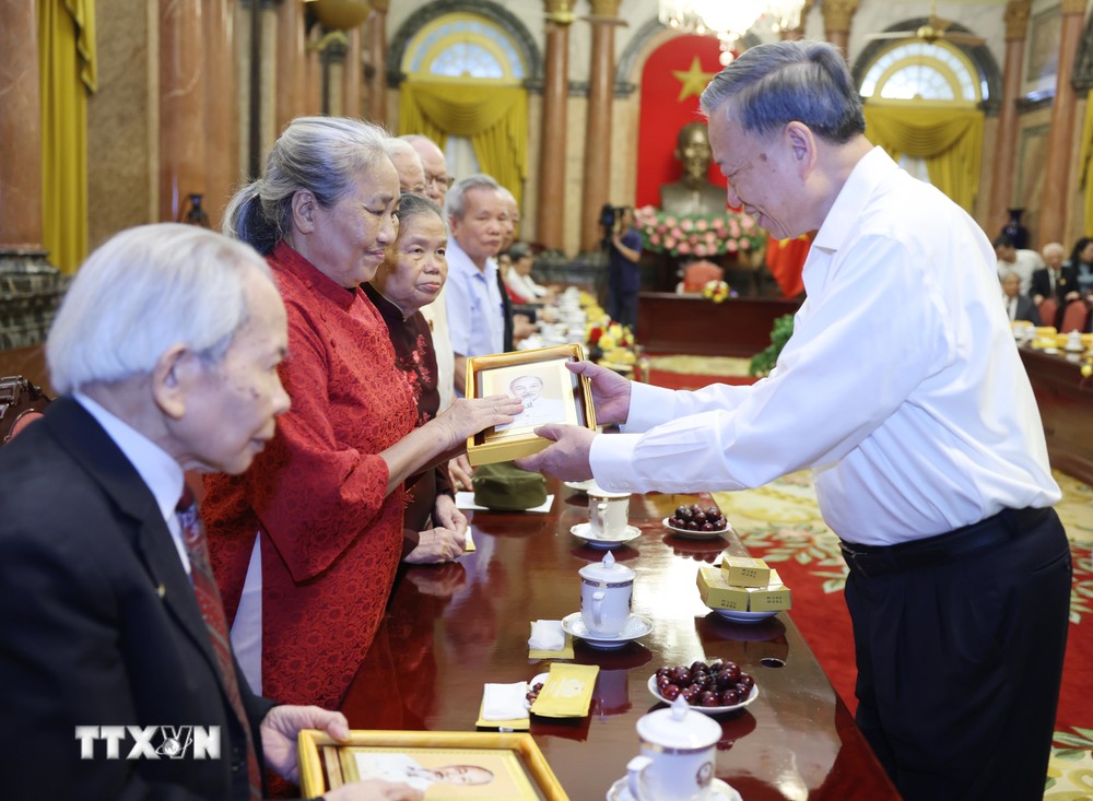 Tổng Bí thư, Chủ tịch nước Tô Lâm tặng ảnh chân dung Chủ tịch Hồ Chí Minh cho các cán bộ từng phục vụ Người tại Phủ Chủ tịch giai đoạn 1954-1969. (Ảnh: Lâm Khánh/ TTXVN)