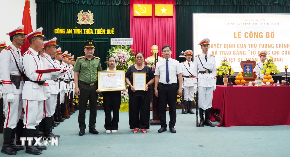 Lãnh đạo tỉnh Thừa Thiên-Huế trao bằng Tổ quốc ghi công cho thân nhân gia đình liệt sỹ Trần Duy Hùng. (Ảnh: Tường Vi/TTXVN)