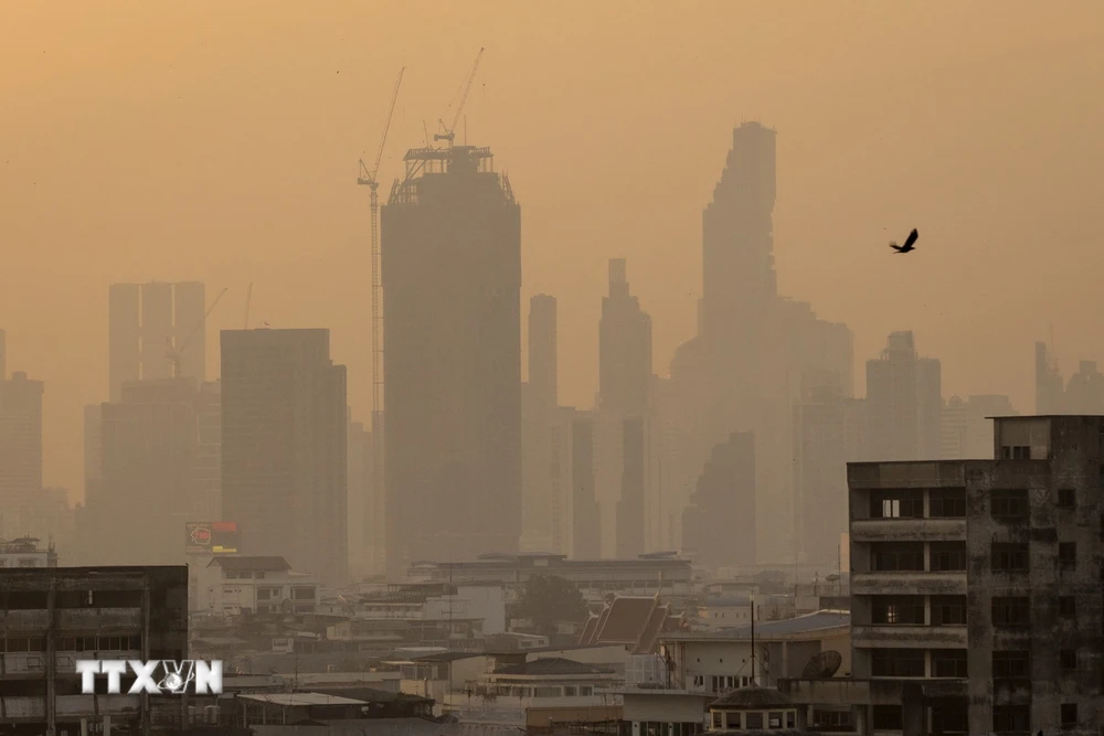 Khói mù bao trùm tại thủ đô Bangkok, Thái Lan ngày 27/1/2023. (Ảnh: AFP/TTXVN)