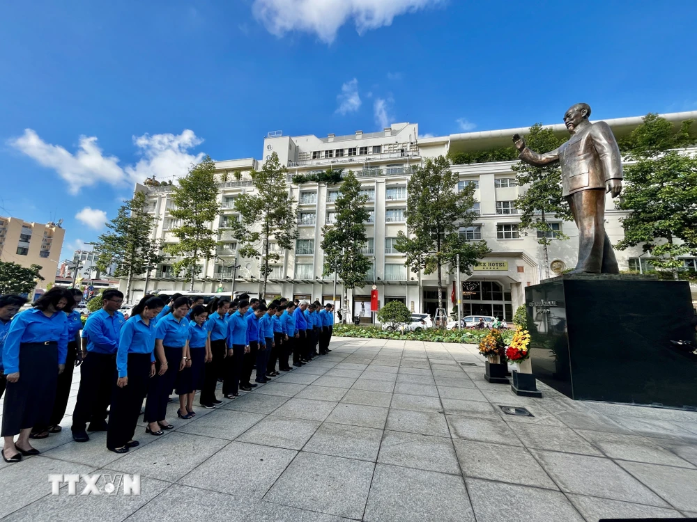 Đoàn Đại biểu công nhân lao động Thành phố Hồ Chí Minh dành một phút mặc niệm tưởng nhớ Chủ tịch Hồ Chí Minh tại Công viên tượng đài Bác Hồ (Phố đi bộ Nguyễn Huệ, Quận 1, Thành phố Hồ Chí Minh). (Ảnh: Thanh Vũ/TTXVN)