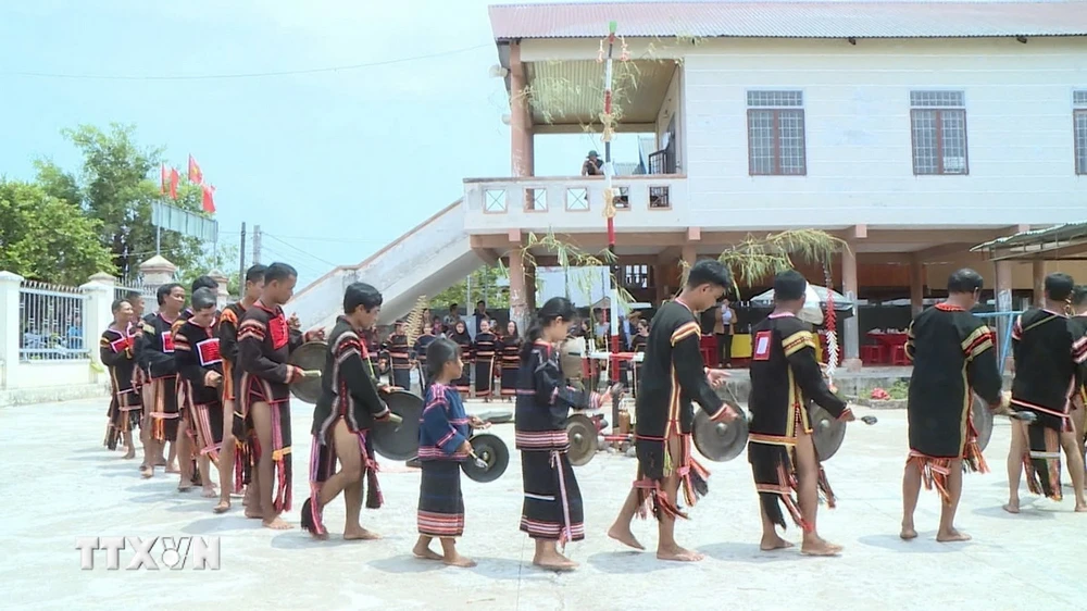 Các thành viên Câu lạc bộ Cồng chiêng buôn Ama Djơng, phường Đoàn Kết, thị xã Ayun Pa (Gia Lai) làm lễ cúng chiêng mới. (Ảnh: Hồng Điệp/TTXVN)