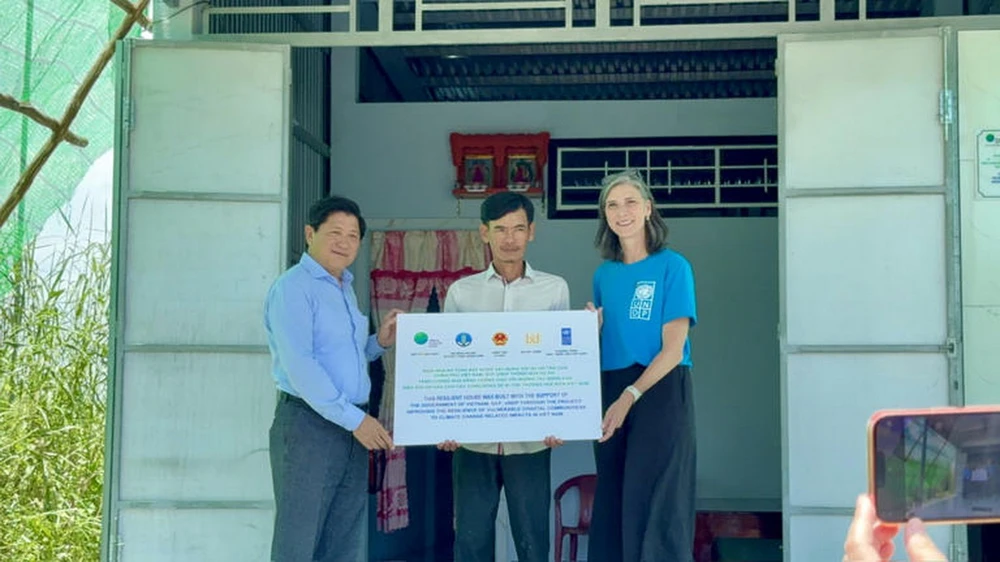 Ông Lê Văn Sử, Phó Chủ tịch Ủy ban Nhân dân tỉnh Cà Mau và bà Ramla Khalidi, Trưởng đại diện UNDP tại Việt Nam trao tặng nhà an toàn cho một hộ dân. (Nguồn: GCF)