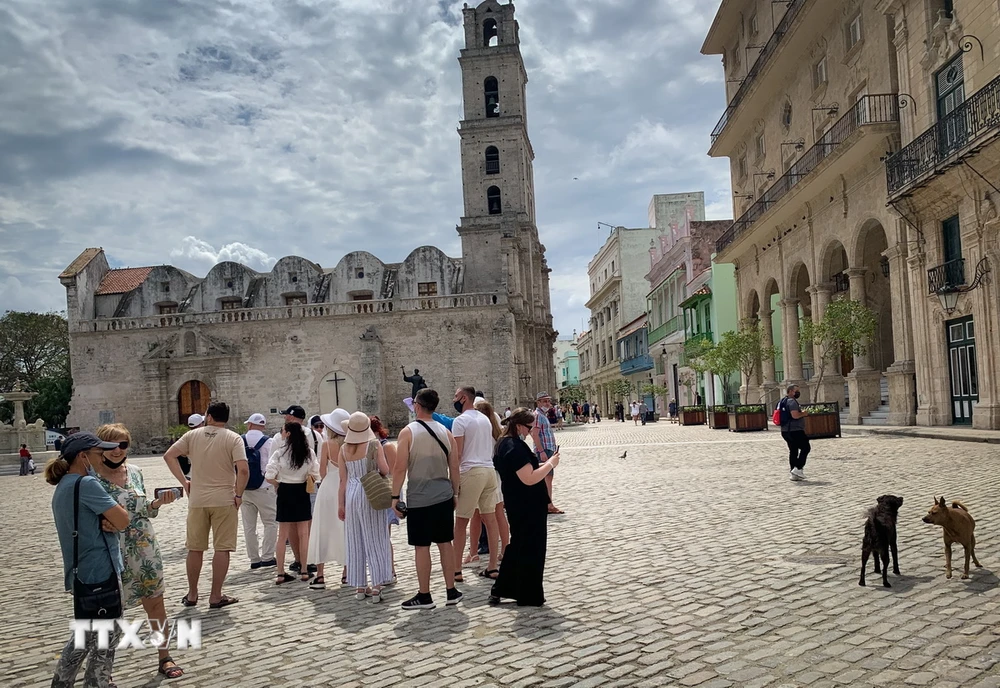 Khách du lịch Nga tham quan thủ đô La Habana, Cuba. (Ảnh: AFP/TTXVN)