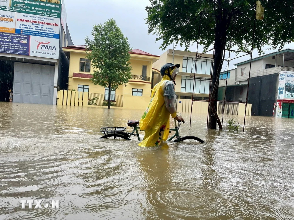 Đường Lương Ngọc Quyến (đoạn Ngã ba Bắc Nam), thành phố Thái Nguyên, bị ngập sâu do mưa lớn. (Ảnh: Thu Hằng/TTXVN)