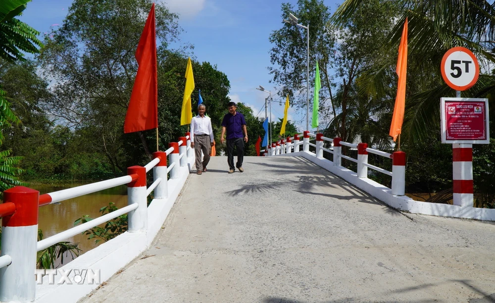 Cầu Ngã Ba Bà Khôi trên địa bàn huyện Châu Thành do ông Nguyễn Văn Bé Hai vận động được hơn 600 triệu đồng để xây dựng. (Ảnh: Nhựt An/TTXVN)