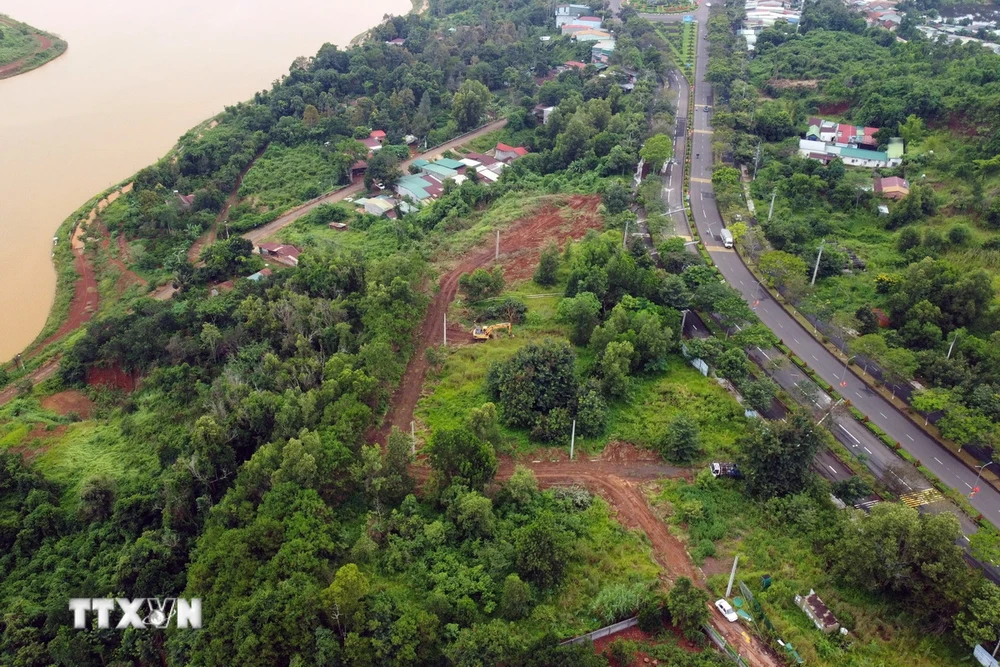 Khối đất san nền được đào đắp không phép trong khu dân cư của Công ty Cổ phần đường bộ Đắk Lắk là 1 trong các nguyên nhân gây sụt lún đường Hồ Chí Minh tại Đắk Nông. (Ảnh: Hưng Thịnh/ TTXVN)