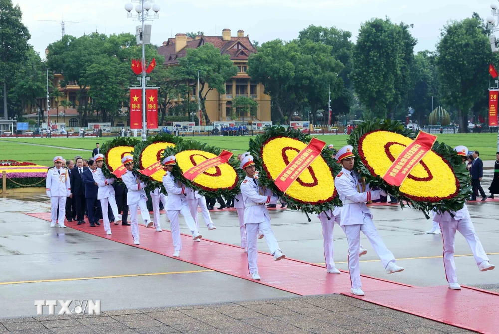 Các đồng chí lãnh đạo, nguyên lãnh đạo Đảng, Nhà nước đặt vòng hoa và vào Lăng viếng Chủ tịch Hồ Chí Minh. (Ảnh: An Đăng/TTXVN)