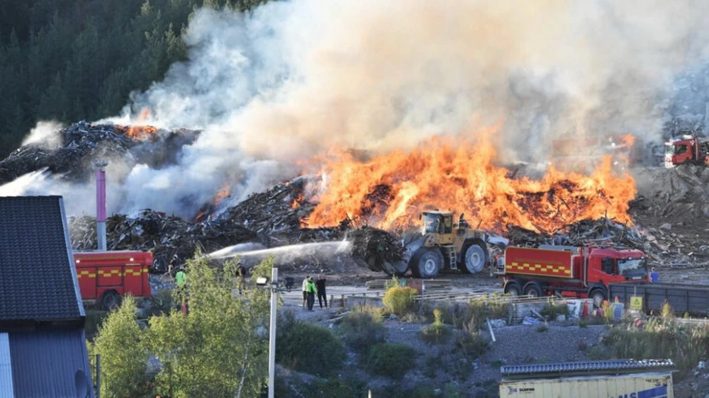 Lính cứu hỏa dập tắt đám cháy tại bãi chôn lấp Think Pink ở Botkyrka, phía nam Stockholm. (Nguồn: AFP)