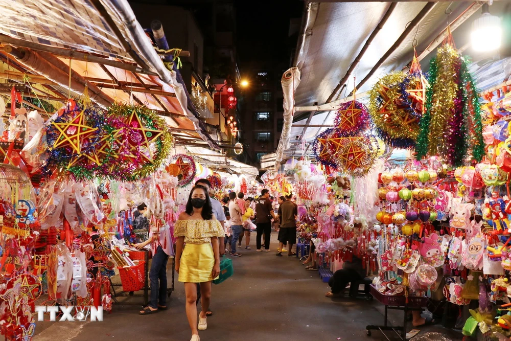 Thành phố Hồ Chí Minh: Phố lồng đèn thu hút người dân, du khách