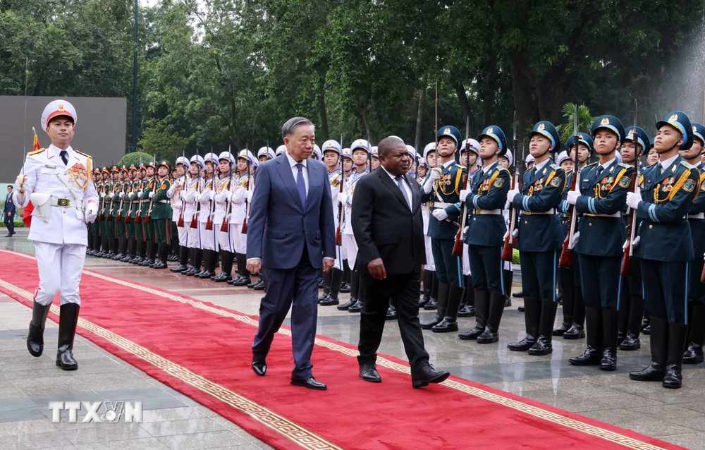 Tổng B&iacute; thư, Chủ tịch nước T&ocirc; L&acirc;m v&agrave; Tổng thống Mozambique Filipe Jacinto Nyusi duyệt Đội danh dự Qu&acirc;n đội nh&acirc;n d&acirc;n Việt Nam. (Ảnh: L&acirc;m Kh&aacute;nh/TTXVN)