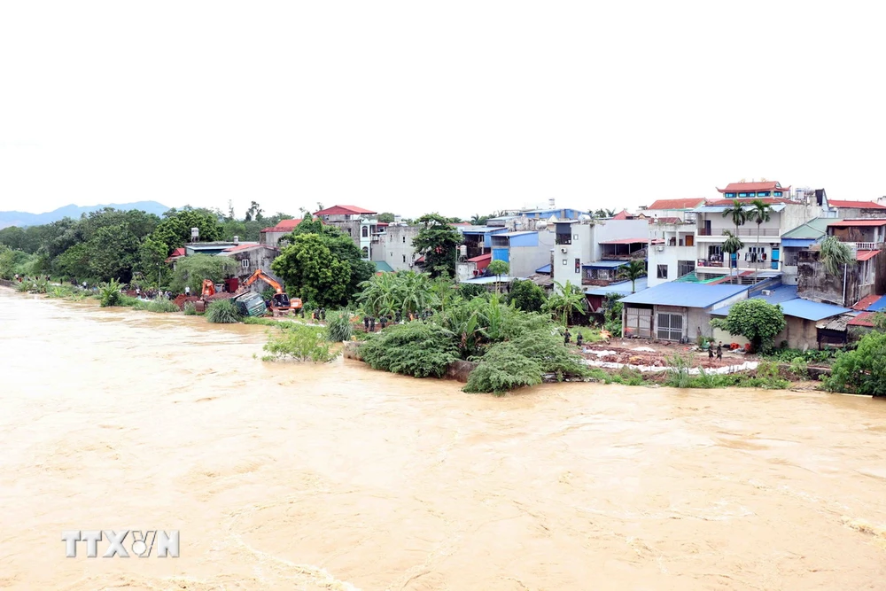 Mực nước sông Cầu tiếp tục dâng cao, tràn vào các khu dân cư ven sông thuộc thành phố Thái Nguyên. (Ảnh: Trần Trang/TTXVN)