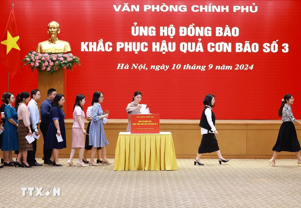 Cán bộ, công chức, viên chức, người lao động Văn phòng Chính phủ ủng hộ đồng bào khắc phục hậu quả cơn bão số 3. (Ảnh: Dương Giang/TTXVN)