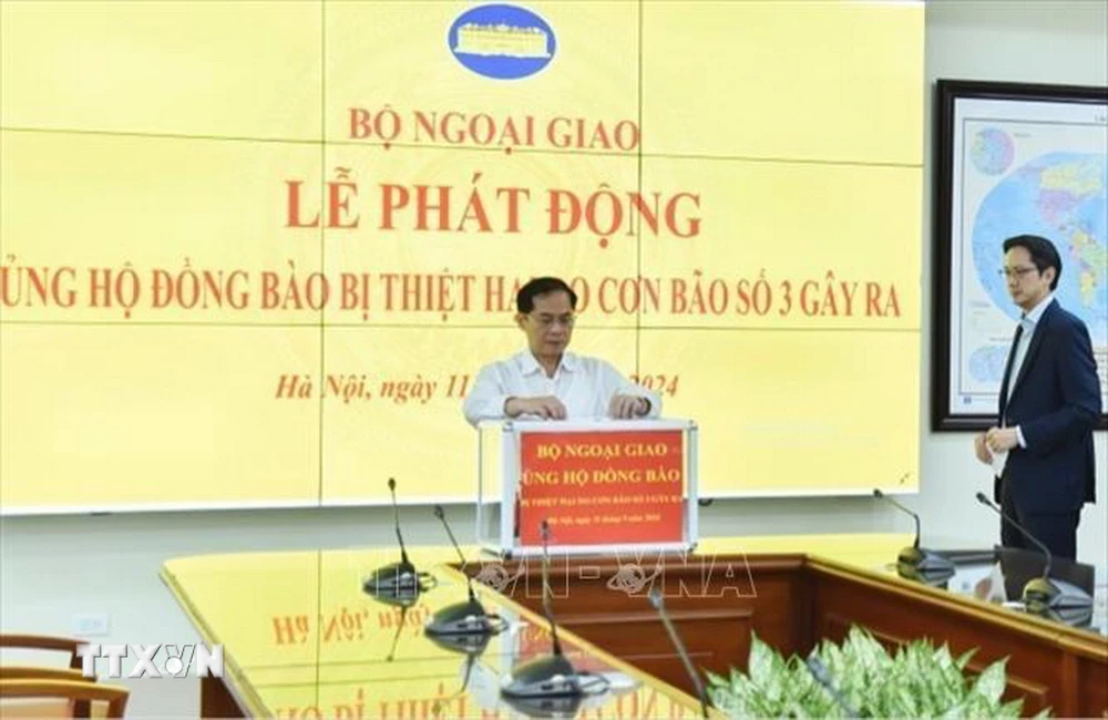 Phó Thủ tướng, Bộ Ngoại giao Bùi Thanh Sơn ủng hộ đồng bào bị thiệt hại do cơn bão số 3 gây ra. (Ảnh: TTXVN phát)