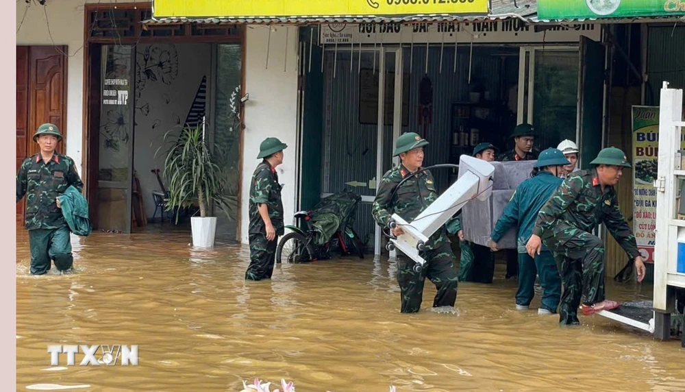 Cán bộ, chiến sỹ Ban chỉ huy quân sự huyện Na Hang, tỉnh Tuyên Quang hỗ trợ người dân chuyển đồ đạc. (Ảnh: Hoàng Hải/TTXVN)