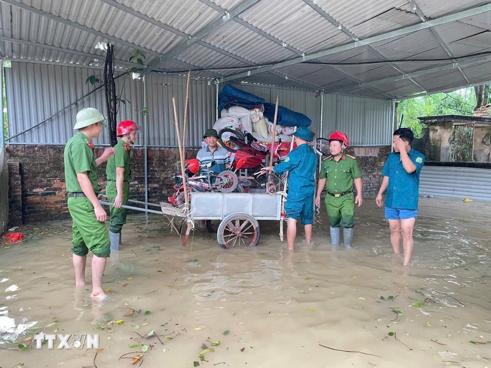 Các lực lượng chức năng hỗ trợ người dân xã An Hòa (Tam Dương, Vĩnh Phúc) di chuyển đồ đạc đến nơi an toàn. (Ảnh: Nguyễn Thảo/ TTXVN)