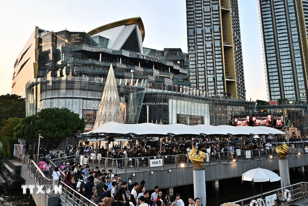 Khách du lịch tại thủ đô Bangkok, Thái Lan. (Ảnh: AFP/TTXVN)