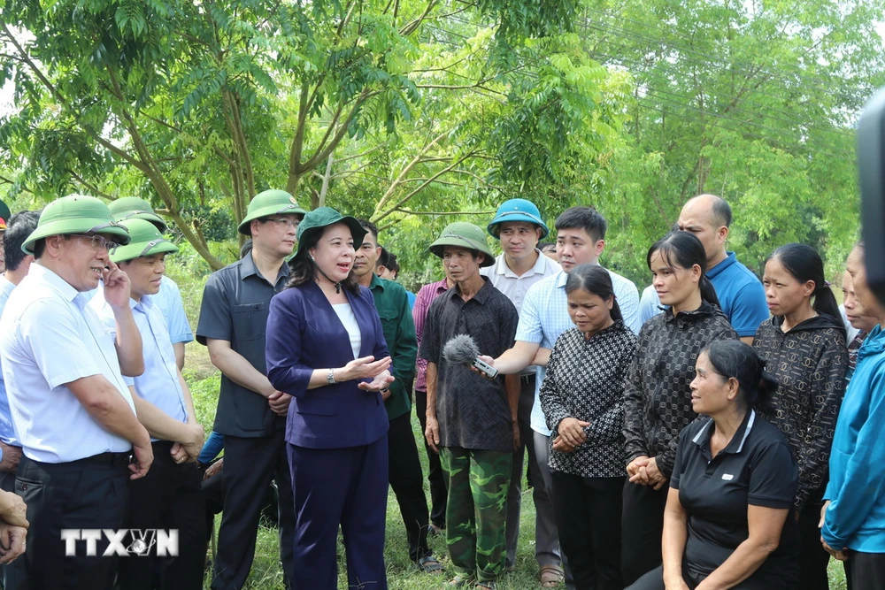 Phó Chủ tịch nước Võ Thị Ánh Xuân thăm hỏi, động viên người dân bị thiệt hại do bão số 3 tại huyện Hữu Lũng, tỉnh Lạng Sơn. (Ảnh: Quang Duy/ TTXVN)