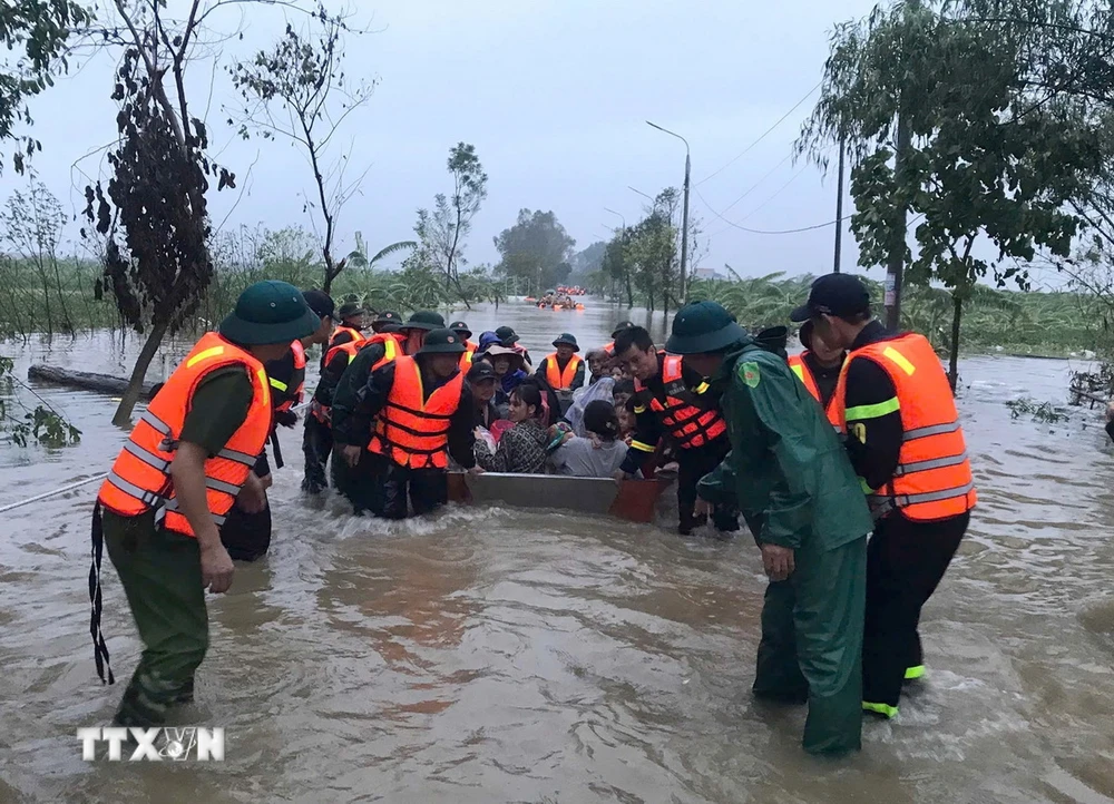 Lực lượng vũ trang tỉnh Hưng Yên di dời người dân xã Phú Cường, thành phố Hưng Yên đến nơi an toàn. (Ảnh: TTXVN phát)