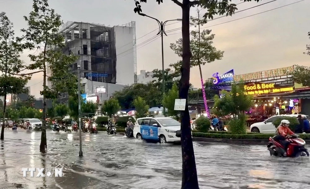 Đường Nguyễn Thị Thập (Quận 7, Thành phố Hồ Chí Minh) ngập sâu do triều cường. (Ảnh: Hồng Giang/TTXVN)