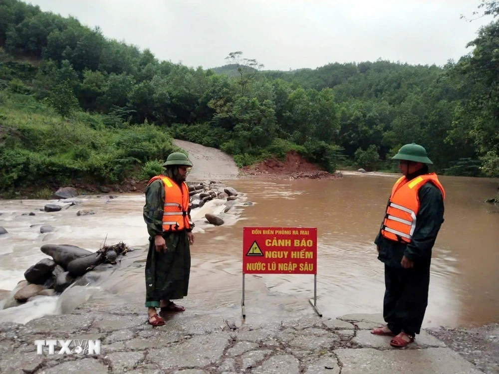 Lực lượng Đồn Biên phòng Ra Mai (Bộ đội Biên phòng tỉnh Quảng Bình) chốt chặn không cho người dân qua các ngầm tràn khi nước lũ dâng cao. (Ảnh: TTXVN phát)