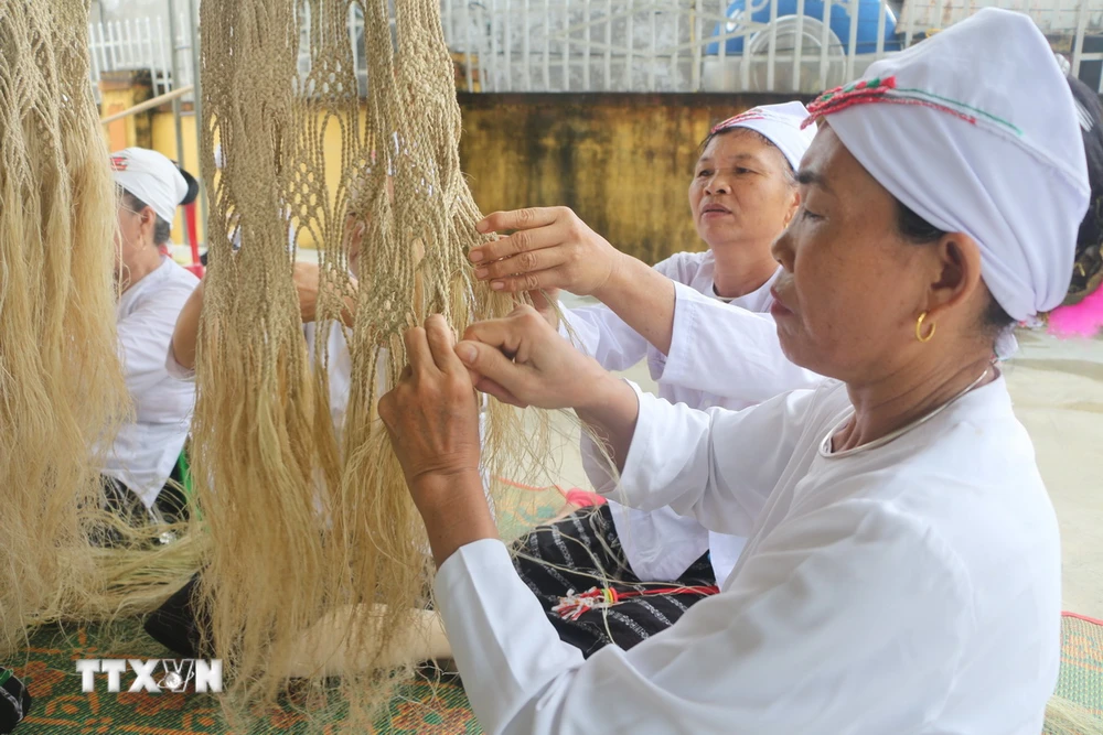 Phụ nữ dân tộc Thổ đan võng gai. (Ảnh: Bích Huệ/TTXVN)