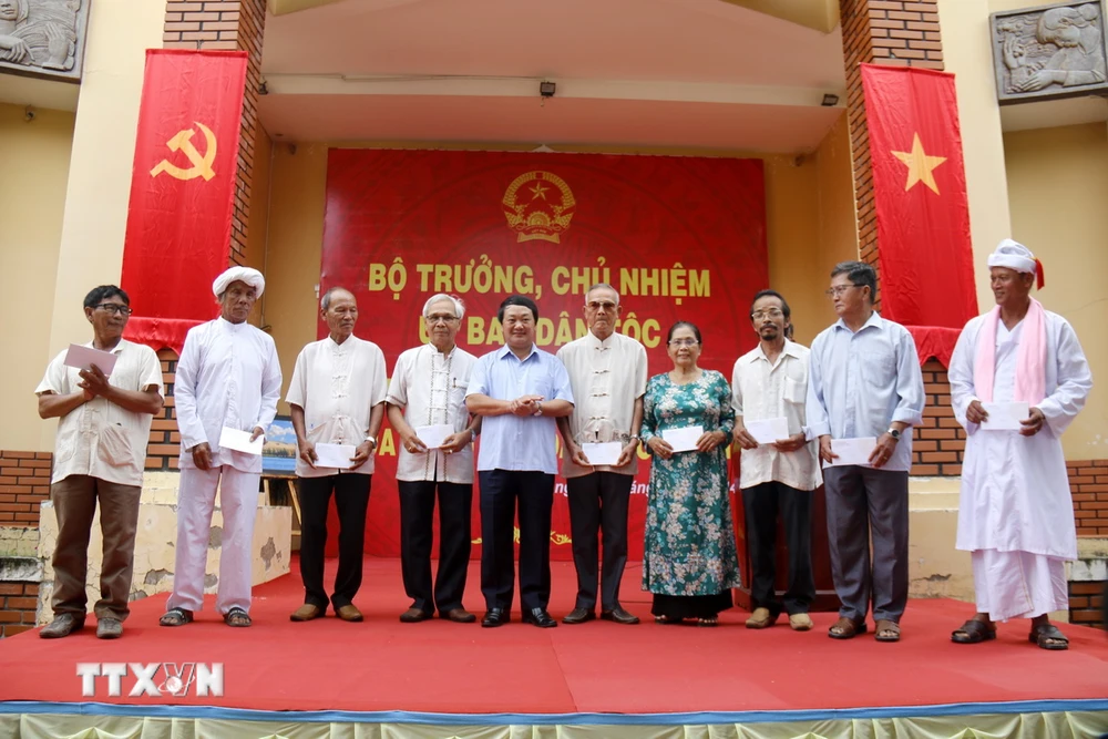 Bộ trưởng, Chủ nhiệm Ủy ban Dân tộc Hầu A Lềnh tặng quà chúc mừng tết Katê 2024 cho những người có uy tín là đồng bào Chăm theo đạo Bà la môn huyện Bắc Bình, tỉnh Bình Thuận. (Ảnh: Nguyễn Thanh/TTXVN)