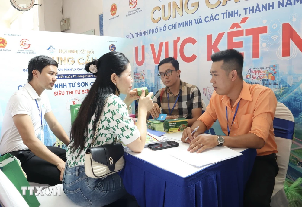 Đơn vị sản xuất và đại diện hệ thống phân phối kết nối cung cầu trong khuôn khổ Hội nghị. (Ảnh: Xuân Anh/ TTXVN)