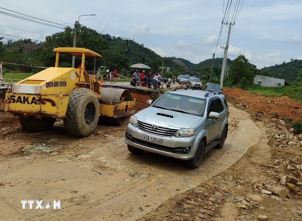 Đường tránh tạm bằng đá cấp phối thay thế vị trí sạt lở trên đường ĐT.721 (đoạn qua xã Đạ Lây, huyện Đạ Tẻh, Lâm Đồng) đã cơ bản hoàn thành. (Ảnh: TTXVN phát)