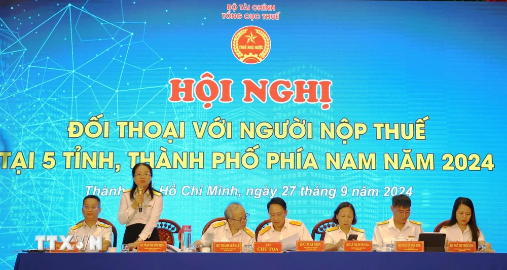 Bà Phạm Thị Minh Hiền, Phó Vụ trưởng Vụ Chính sách, Tổng cục Thuế, giải đáp vướng mắc của người nộp thuế. (Ảnh: Hứa Chung/TTXVN)