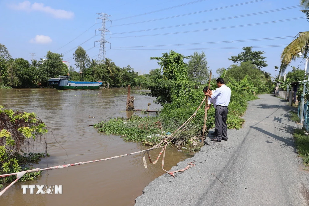 Điểm sạt lở bờ Đông kênh 28 (ấp Hậu Vinh, xã Hậu Thành). (Ảnh: Minh Trí/TTXVN)