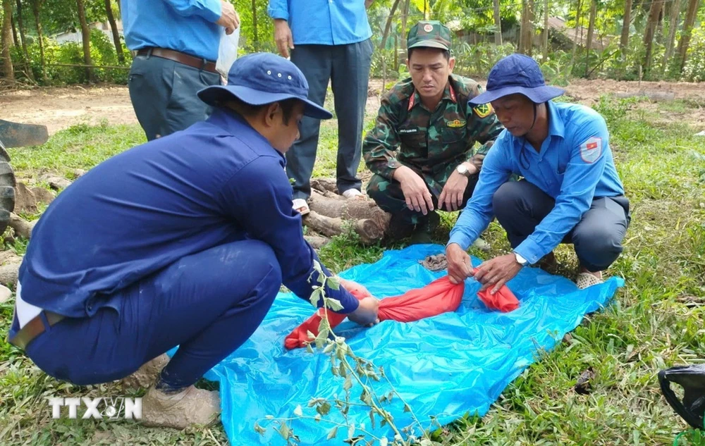 Đội K92 cất bốc, quy tập hài cốt liệt sỹ. (Ảnh: TTXVN phát)