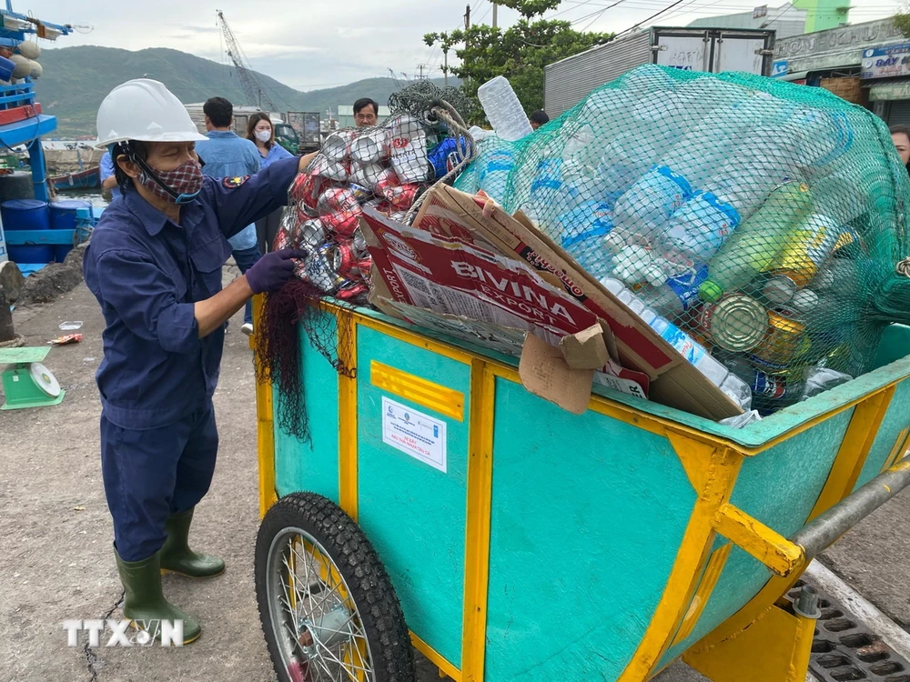 Rác được đưa lên xe, vận chuyển về Nhà thu gom rác thải nhựa tàu cá tại Cảng cá Quy Nhơn. (Ảnh: Hoàng Vân/ TTXVN)