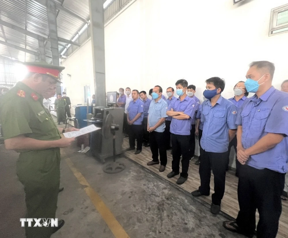 Cơ quan Công an tỉnh Đồng Nai công bố lệnh bắt, khám xét nơi làm việc của các đối tượng tại Trung tâm đăng kiểm 60-04D. (Ảnh: TTXVN phát)