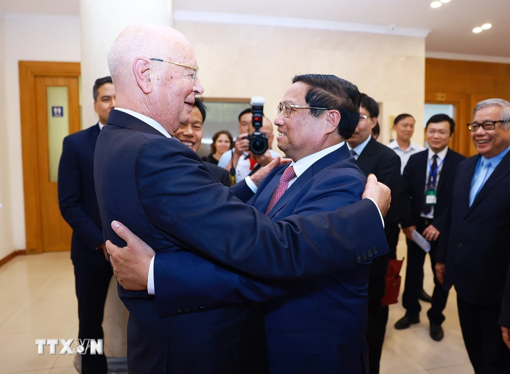 Thủ tướng Phạm Minh Chính đón Giáo sư Klaus Schwab, Chủ tịch sáng lập Diễn đàn Kinh tế Thế giới (WEF) tại Đại học Quốc gia Hà Nội. (Ảnh: Dương Giang/TTXVN)