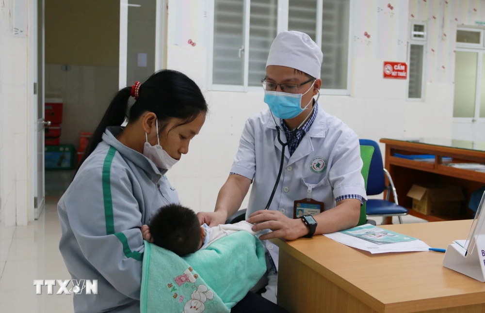 Trẻ được bác sỹ khám sàng lọc trước khi thực hiện tiêm vaccine 6 trong 1 tại Bệnh viện Nhi đồng Đồng Nai. (Ảnh: Lê Xuân/TTXVN)