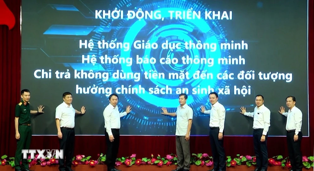 Phó Chủ tịch Ủy ban Nhân dân tỉnh Yên Bái Ngô Hạnh Phúc cùng các đại biểu khởi động, triển khai các tiện ích giáo dục thông minh, không dùng tiền mặt cho các đối tượng chính sách trên địa bàn tỉnh. (Ảnh: TTXVN phát)