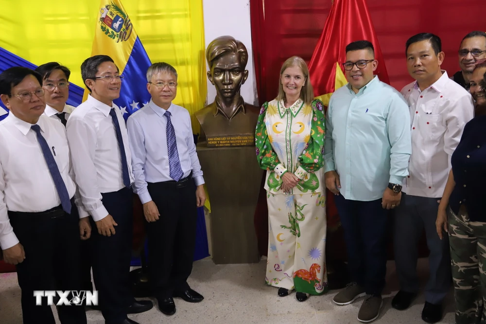 Lễ khánh thành tượng Anh hùng Nguyễn Văn Trỗi tại trường liên cấp Graciela Navas Tovar, thủ đô Caracas, Venezuela. (Ảnh: TTXVN phát)