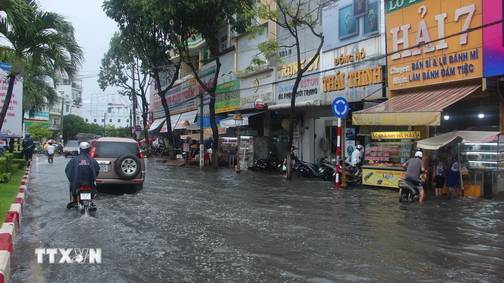 Nhiều tuyến đường nội ô thành phố Bạc Liêu ngập sâu sau mưa lớn. (Ảnh: Chanh Đa/TTXVN)