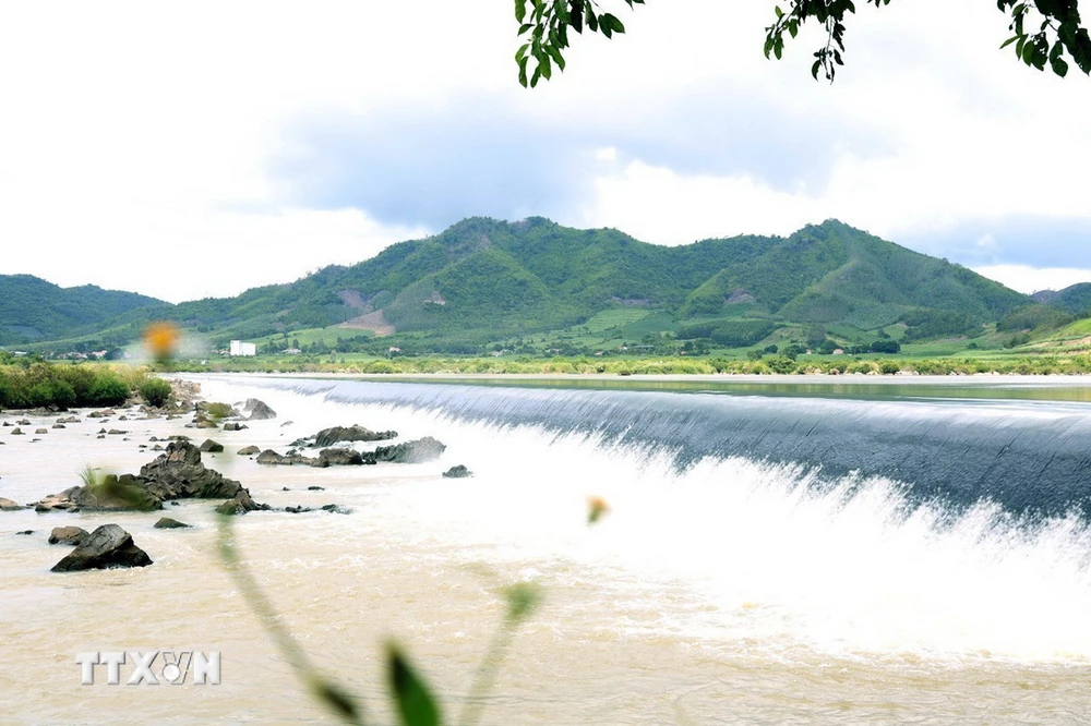 Đập thủy nông Đồng Cam là danh thắng cấp quốc gia và có giá trị cảnh quan, kiến trúc, kỹ thuật xây dựng độc đáo và tuổi đời đã hơn 100 năm. (Ảnh: Xuân Triệu/ TTXVN)