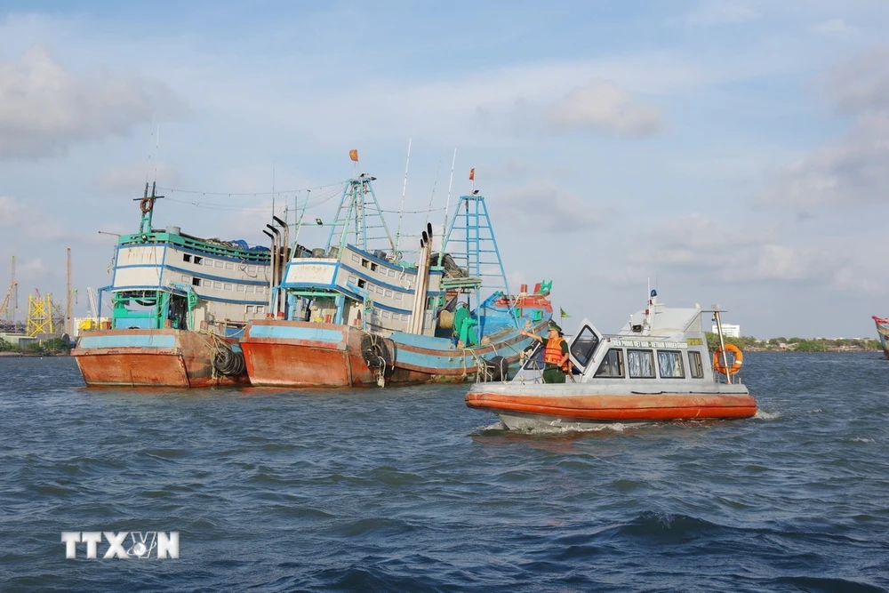 Lực lượng Biên phòng tỉnh Bà Rịa-Vũng Tàu kiểm tra, kiểm soát tại các các tàu cá hoạt động gần bờ. (Ảnh: Huỳnh Sơn/TTXVN)