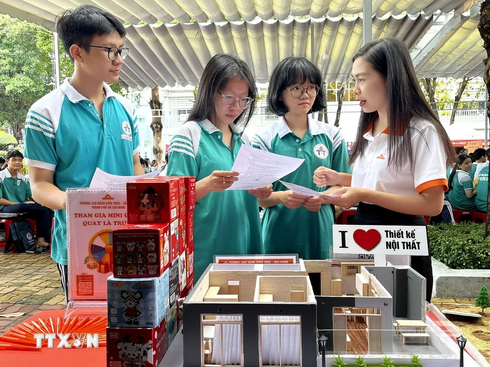 Học sinh Trường Trung học cơ sở Võ Trường Toản, Quận 12, Thành phố Hồ Chí Minh tham gia Ngày hội Tư vấn- Hướng nghiệp. (Ảnh: Thanh Vũ/TTXVN)