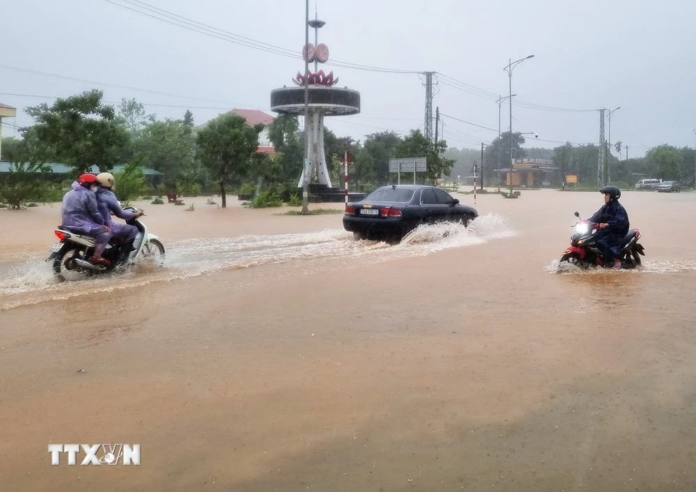 Mưa lớn do ảnh hưởng của bão số 6 gây ngập đường ở xã Cam Thành, huyện Cam Lộ, tỉnh Quảng Trị. (Ảnh: Nguyên Lý/TTXVN)