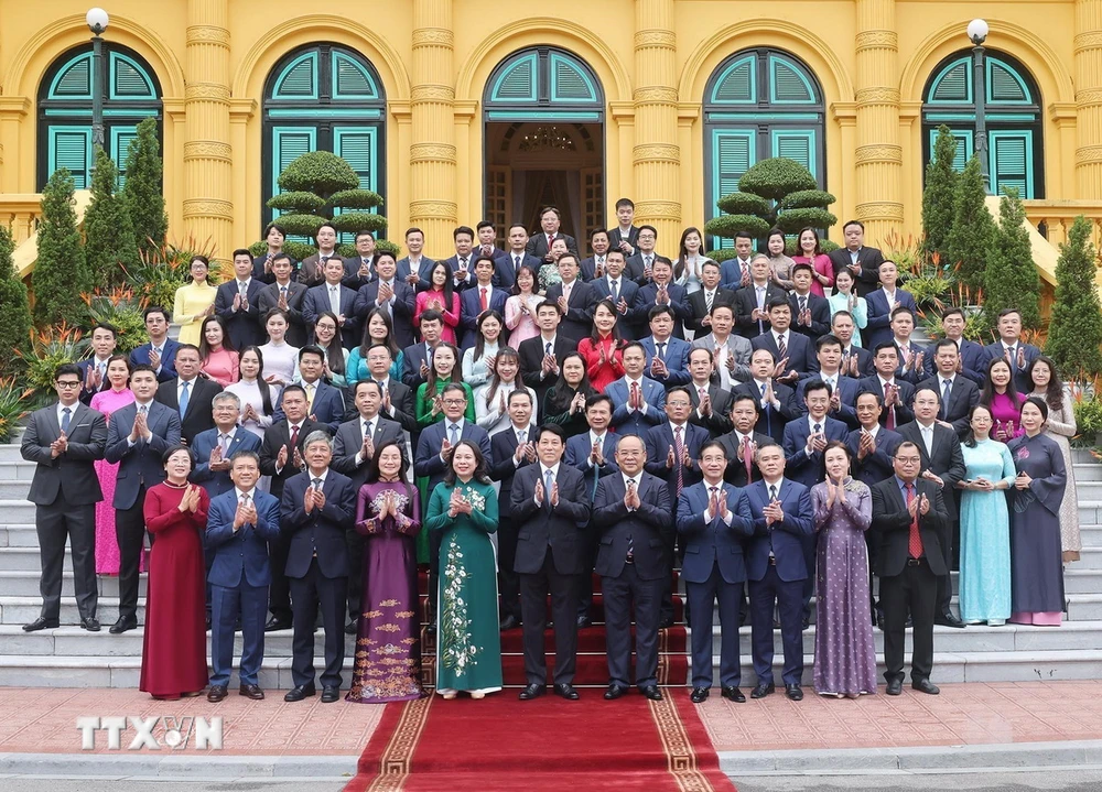 Chủ tịch nước Lương Cường, Phó Chủ tịch nước Võ Thị Ánh Xuân với lãnh đạo, cán bộ, nhân viên Văn phòng Chủ tịch nước. (Ảnh: Lâm Khánh/ TTXVN)